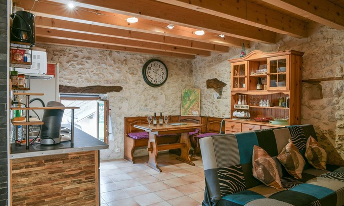 Chanaz Apartment | Le Portougais Apartment in Chanaz with Wi-Fi and Air Conditioning