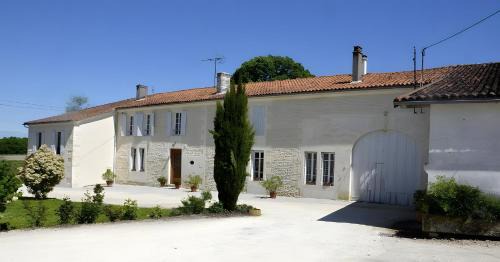 Reaux Bed & Breakfast | Le Vieux Noyer