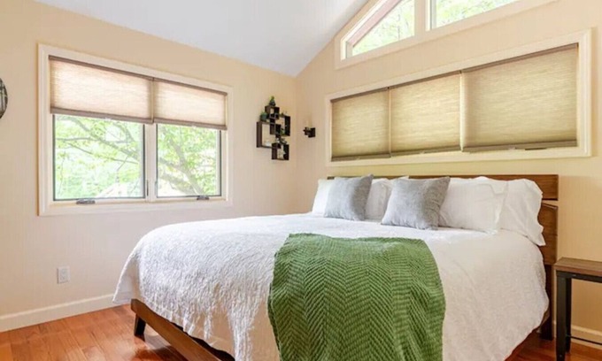 Marshall Cabin | Leaf Change Special Crows Nest Treehouse Near Asheville Pet Friendly