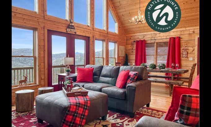 Wolf Laurel Cabin | Leaf Season | Hot Tub | 6 Smart TV | Parking