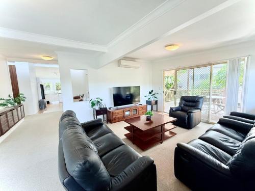 Ferny Hills House | Leafy 3-Bedroom Escape to Nature-Air Conditioned with Smart Entry