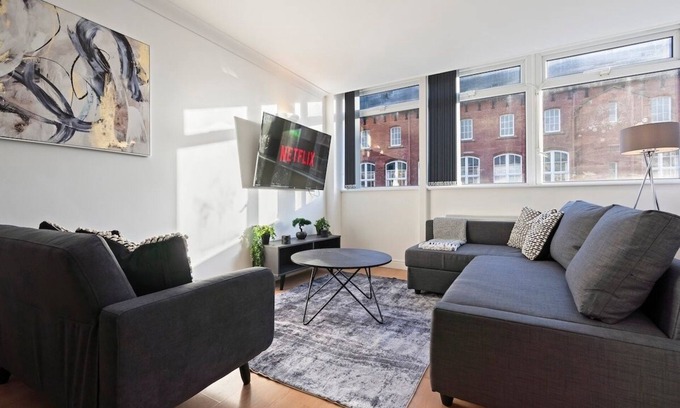 Leeds Apartment | Leeds Central Retreat - Parking
