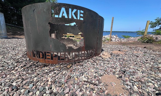 Big Bay Cabin | Lee’s Lake House. Charming 2-bedroom cabin with AC and WiFi in welcoming Big Bay