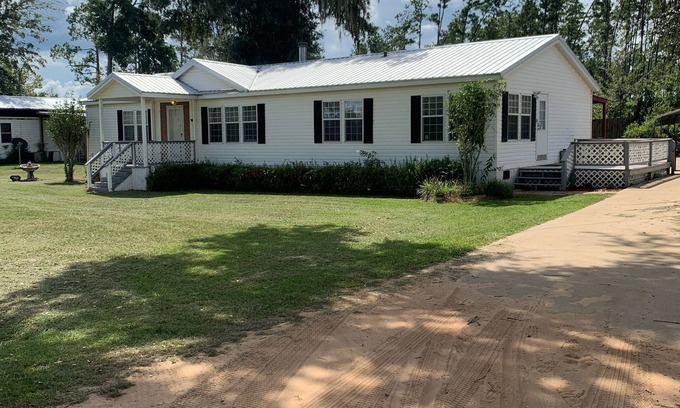 Donalsonville House | Leon’s Retreat😀 5⭐️Lake Seminole fishing🎣 spacious home near Big Jim’s!