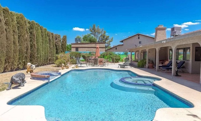 Paradise House | Leopard Lux Gold Rush: Heated*Pool, 4000SqFt, Jacuzzi*, Billiards, Darts, Projector, 4K TV's, Darts