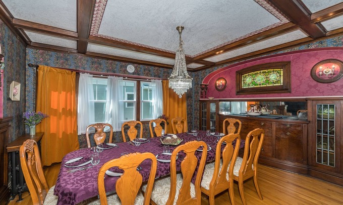 Superior House | Leraan House. Family Friendly newly remodeled elegant historic home