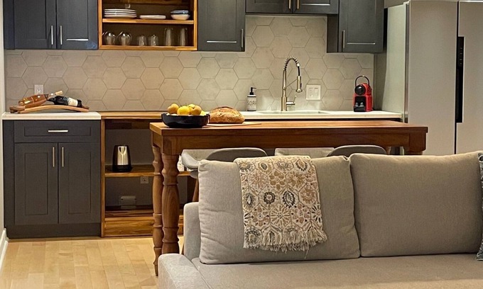 West Kelowna Estates Bed & Breakfast | Les Chambres Roses - Grey Room (Private Suite with Fireplace & Lake View)
