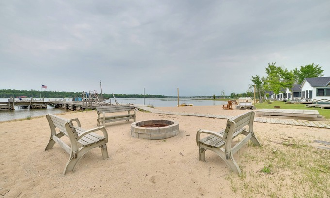 Cedarville Cabin | Les Cheneazu Island Hideaway 5 w/Community Perks!