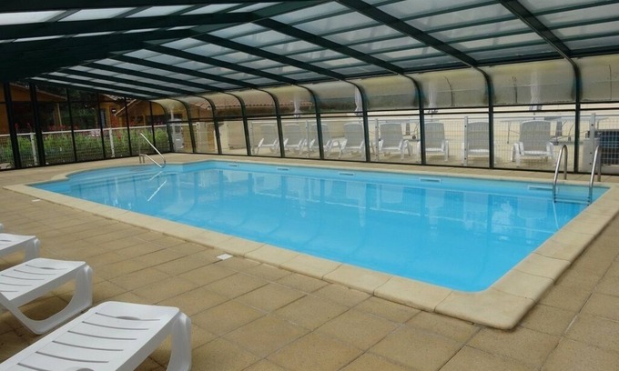 Auriac-du-Perigord Ski Chalet | Les gîtes des hauts de vialot heated indoor pool (Les Pins)