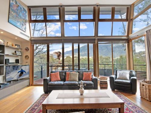 Lake Crackenback House | Les Perrieres Chalet - Spacious 2BR Chalet l Gym l Indoor Pool l Tennis l WiFi l BBQ