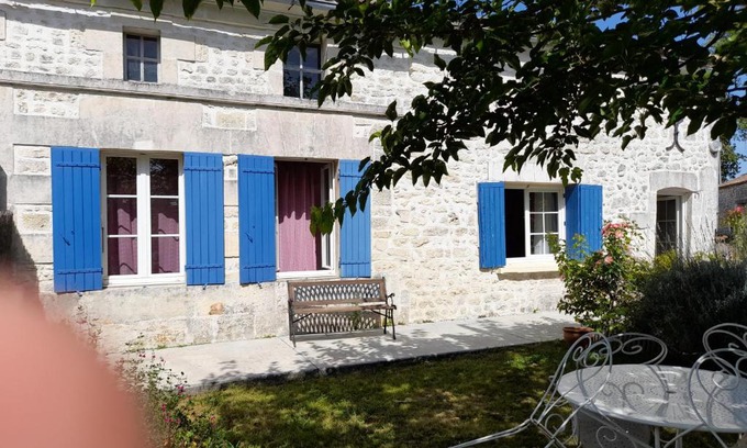 Saint-Martial-de-Vitaterne House | LES VOLETS BLEUS