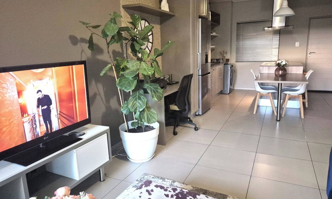 Greater Johannesburg Metropolitan Area Apartment | Lesry Sandton Apartment Modern 2Bed & 2Bath, Pool. Within Sandton Rivonia