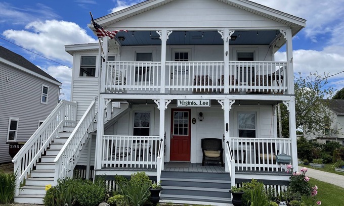 Hampton Cottage | Let the sea revive you. 1/2 block to beach.
