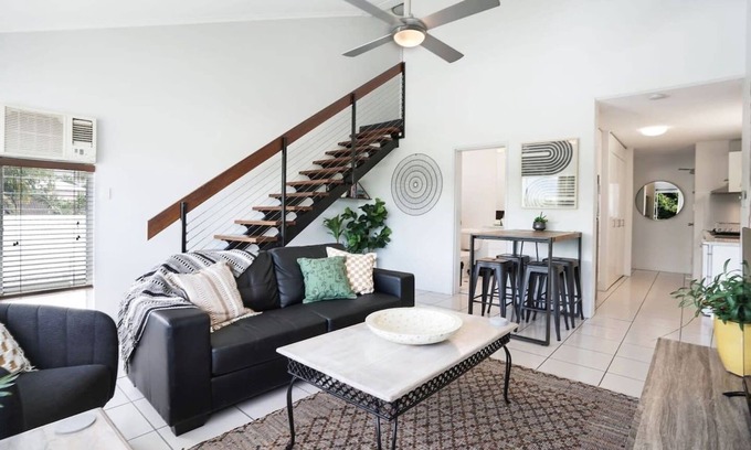 Cairns North House | Leumeah - Charming City Retreat with Sunset Views & Pool Near Esplanade