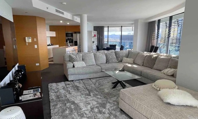 Broadbeach Apartment | Level 31- 4 Bed Broady Lux Oracle Sub pent sleep 9 + child