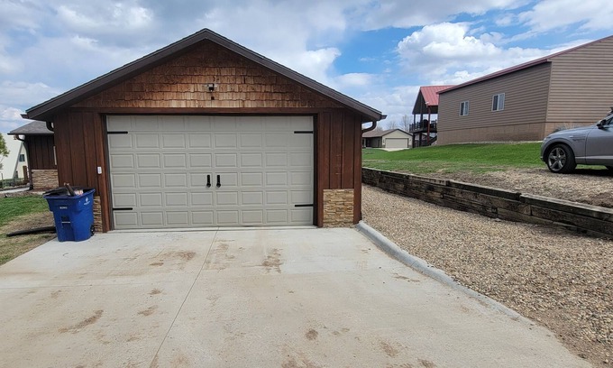 Crofton Cabin | Lewis and Clark Lake Cabin with Hot Tub
