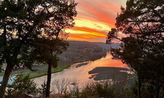 Gassville House | LG's over the White River- Spacious house with beautiful river & mountain views!