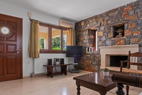 Makry Gialos Apartment | Liakoto Stonewall House Groundfloor