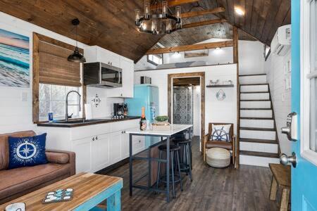 Fredericksburg House | Life's a Beach - 3 Acres with Hot Tub