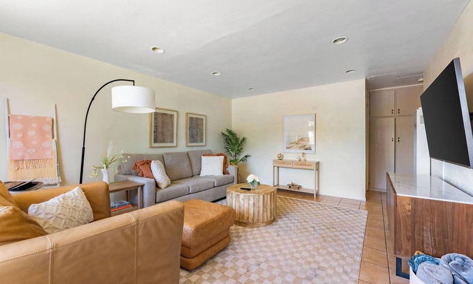 Stockton House | Light & Airy - Fire pit! Close to Downtown, Petco, Little Italy, Zoo, Airport!