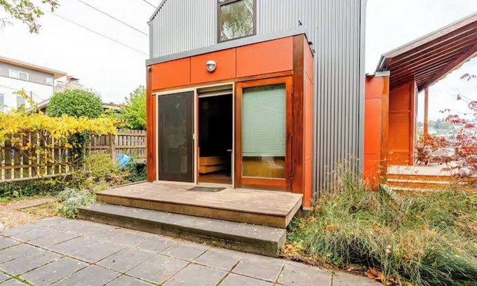 Southeast Magnolia House | Light Filled Home with Sauna, Soaking Tub, King Bed, Parking, Office & Pets OK