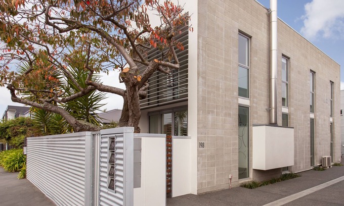 Christchurch City Centre House | Light filled townhouse. Stroll to river, Te Pae and central city.