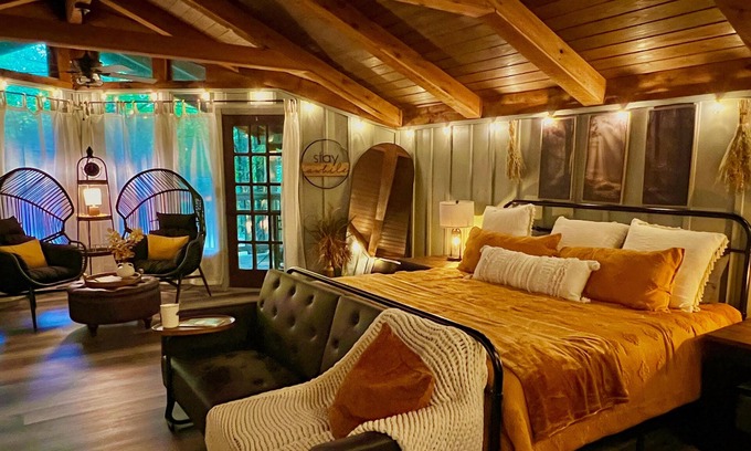 Townsend Cabin | Light'n Bug Bungalow: Pet Friendly, FREE Attraction Tickets, Hot Tub, & Firepit