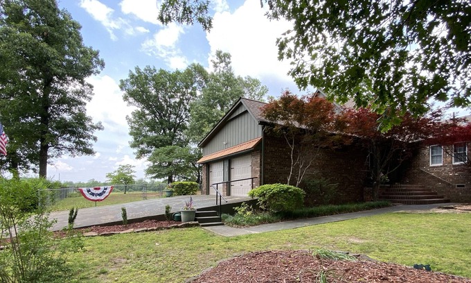 Moodys House | Light On The Hill a spacious, gated, country gem