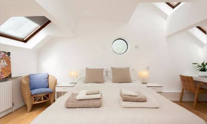 Limehouse Apartment | Light & stylish duplex on Thames Path. Ideal for East & Central London and Excel