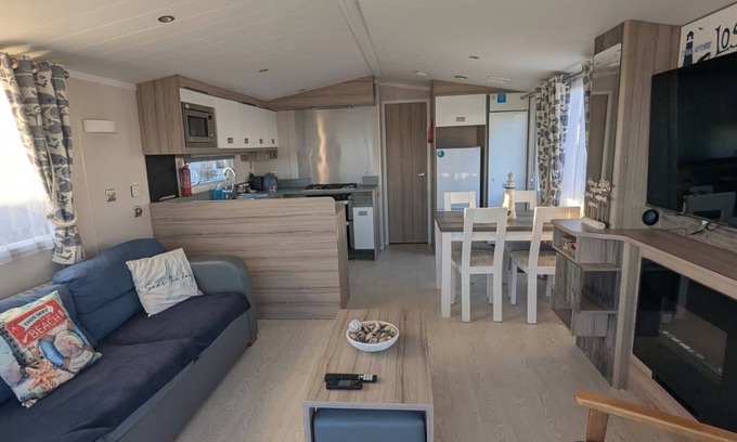 Sandilands Cabin | Lighthouse Lodge - Peaceful & Dog Friendly