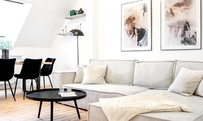 Western Ring Area Apartment | LIGHTPLACE Design Boxspring Küche Homeoffice City nah