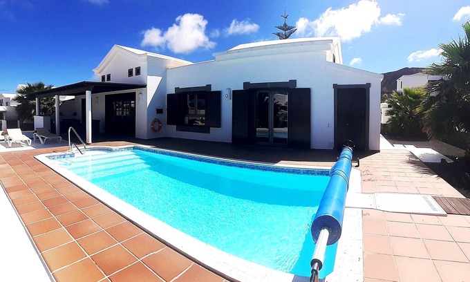 Montana Roja Villa | Ligthouse, private heated pool, Prime video, wifi, bbq, ping pong, etc.