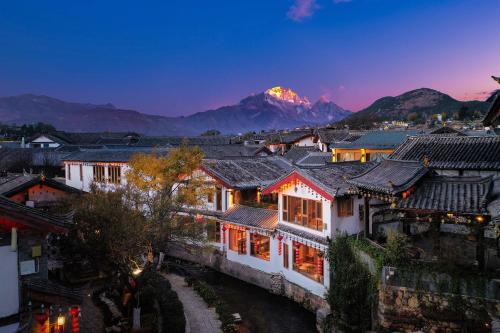 Dayan Old Town Hotel | Lijiang MuYa Chinese Courtyard Hotel with Water View