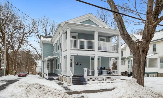 Auburn Apartment | Like home Charming 3 Bedroom Upstairs Flat 3 blocks frm downtown Auburn Sleeps 5