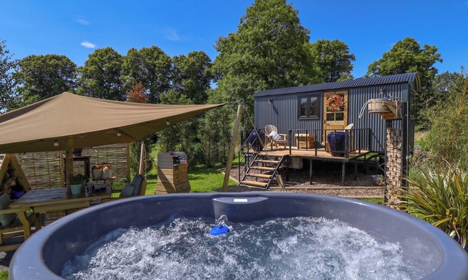 Retford Cottage | LIMETREE LUXURY GLAMPING PORTLAND, romantic in Nottingham
