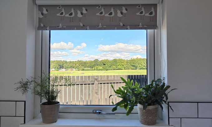 Kirriemuir Cottage | LINDSAY COTTAGE, pet friendly, with open fire in Northmuir