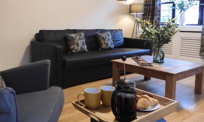 Hoole Apartment | Lion House Chester - Very Near Zoo & Ideal for City - Sleeps Up to 7