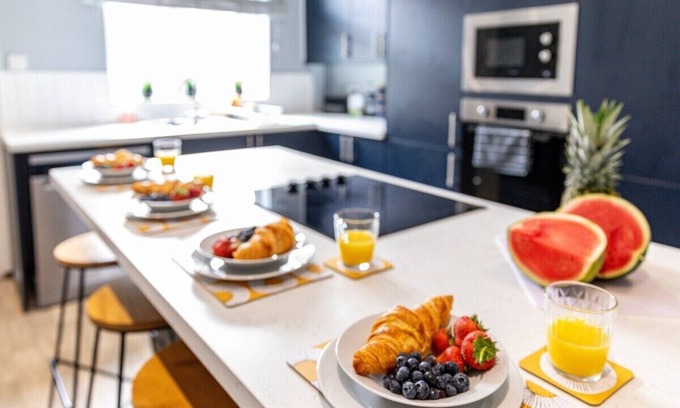 Castleford House | Liquorice Lodge- 2 bed & parking