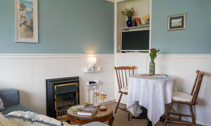 Galmpton House | Little Galmpton - sleeps 3 guests in 2 bedrooms