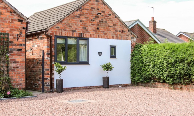 Four Crosses Cottage | LITTLE OAKLEIGH, romantic, with a garden in Four Crosses