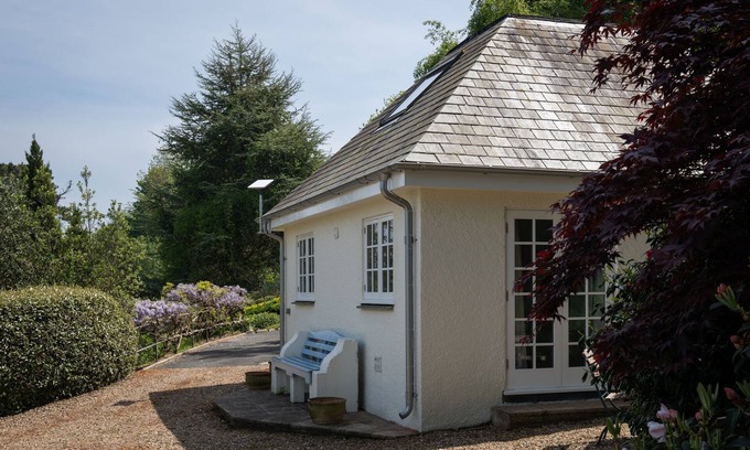 Salcombe Cottage | Little Pebble - a house that sleeps 2 guests in 1 bedroom
