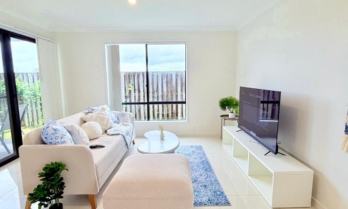 Pimpama House | Little Santorini Retreat - Family Home near Theme Parks
