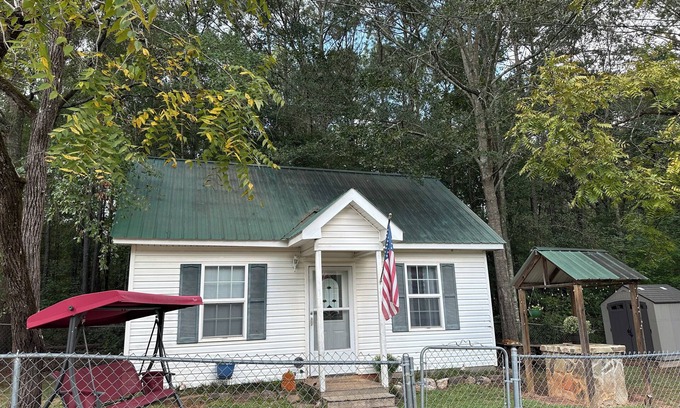 Flovilla Cottage | Little Southern Charm in tranquil Flovilla with AC, WiFi