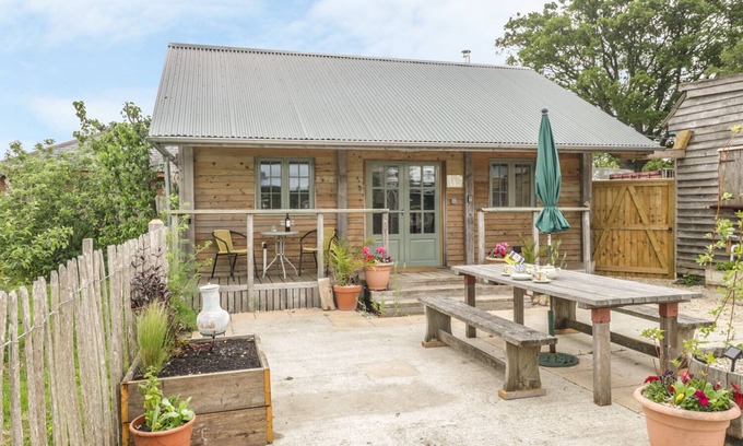 Blandford Forum Cottage | LITTLE WILLOW, pet friendly, with open fire in Child Okeford