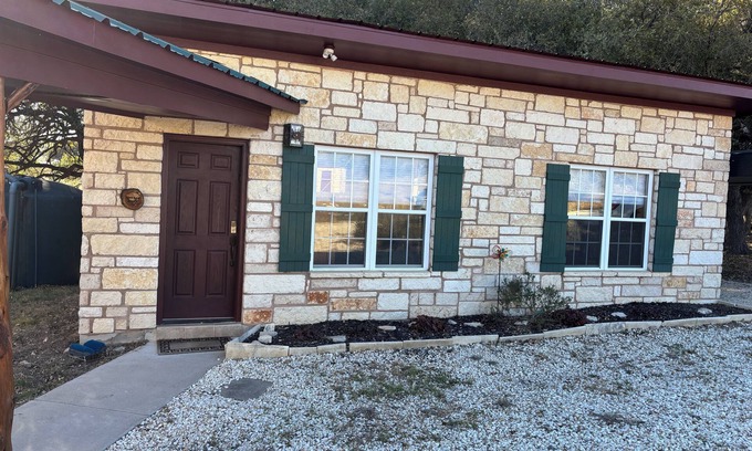 Lampasas Cabin | Live Oak Annex - a charming 1-bedroom cabin at a ranch in Lampasas, Texas