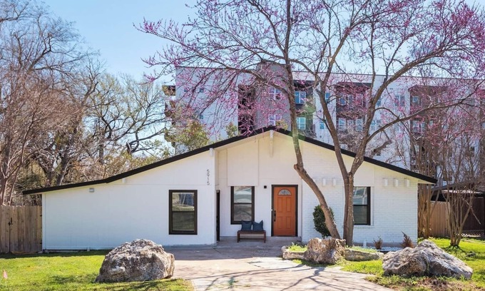 Sweetbriar House | πΈ Live the SoCo Life π‘ 3BR + 5 Beds π Walk to Barton Springs & Local Eats π΄