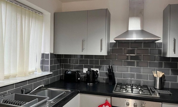 Huyton House | Liverpool Hideaway - Modern 3-Bed House