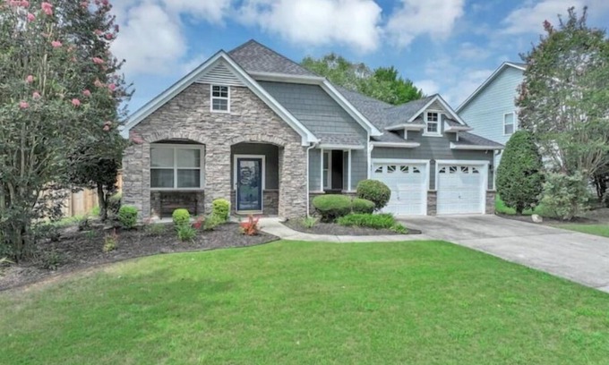 Cliftondale House | Liz's Houzz- Spacious Luxe Escape- Mins to Area Attractions-15 Min to Airport