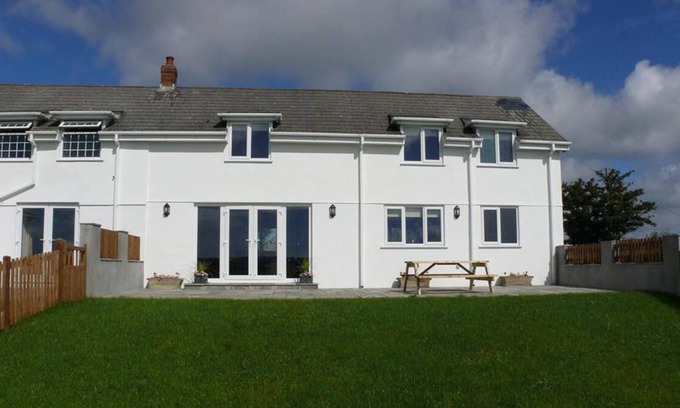 Llanrhidian House | Llanelen Farm, Sleeps 2
