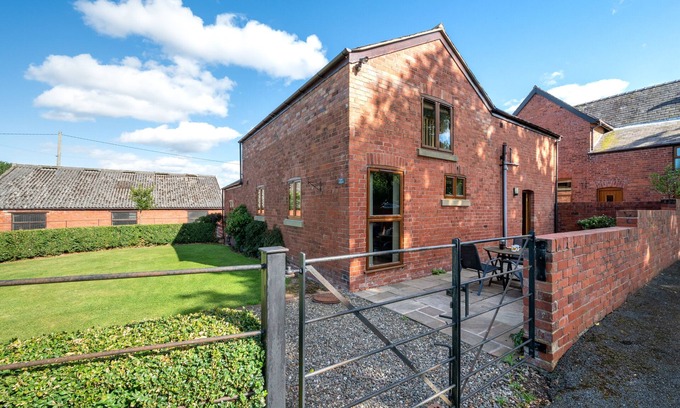 Overton-on-dee House | Llety'r Dderwen - Two Bedroom House, Sleeps 4